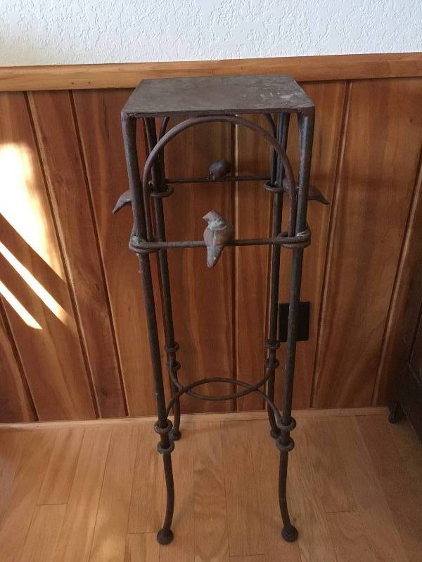 lot 12 image: Metal Bronze Tone Plant Stand