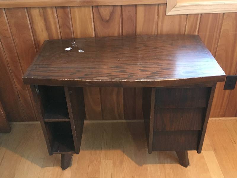 lot 17 image: MCM Oak 3 Drawer Desk