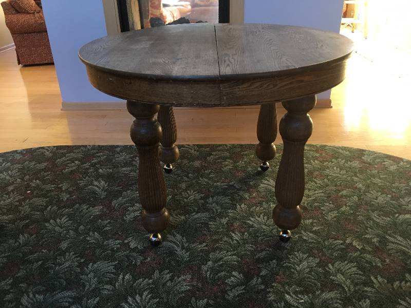 lot 21 image: Heavy Oak Table with Leaves