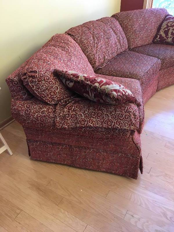 lot 23 image: Flexsteel Curved 3 Cushion Sofa