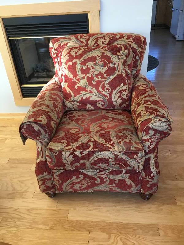 lot 24 image: Flexsteel Overstuffed Chair