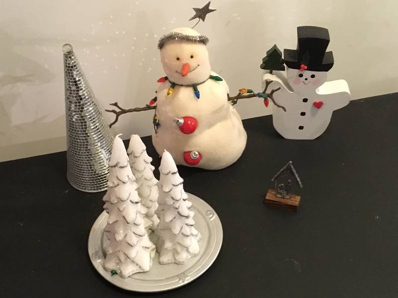 lot 80 image: Snowman & Tree Decorations