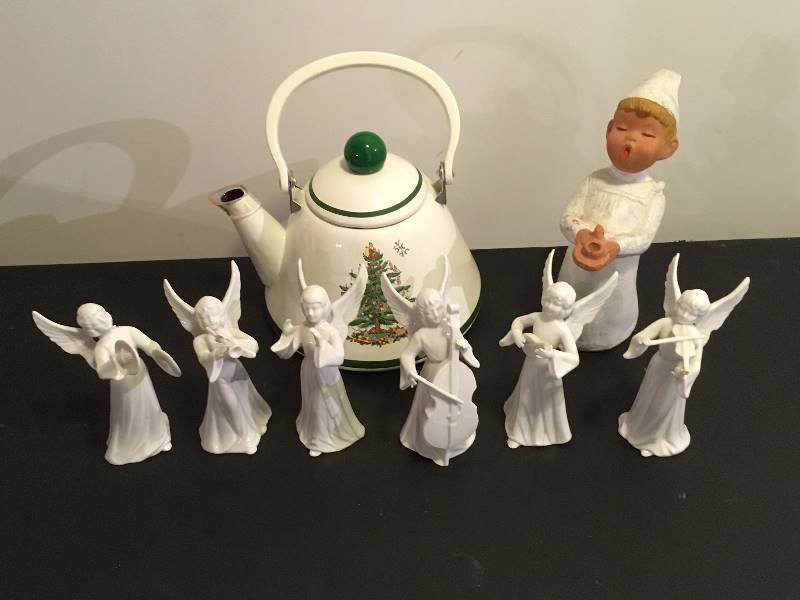 lot 81 image: Angel Choir, Christmas Teapot, Caroler