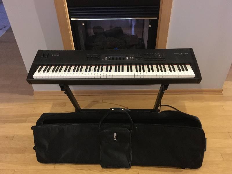 lot 101 image: Yamaha Music Synthesizer S80 Keyboard