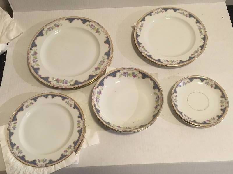 lot 114 image: Royal Bayruth Bavaria China