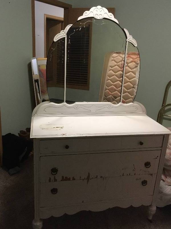 lot 124 image: Antique Dresser & Mirror