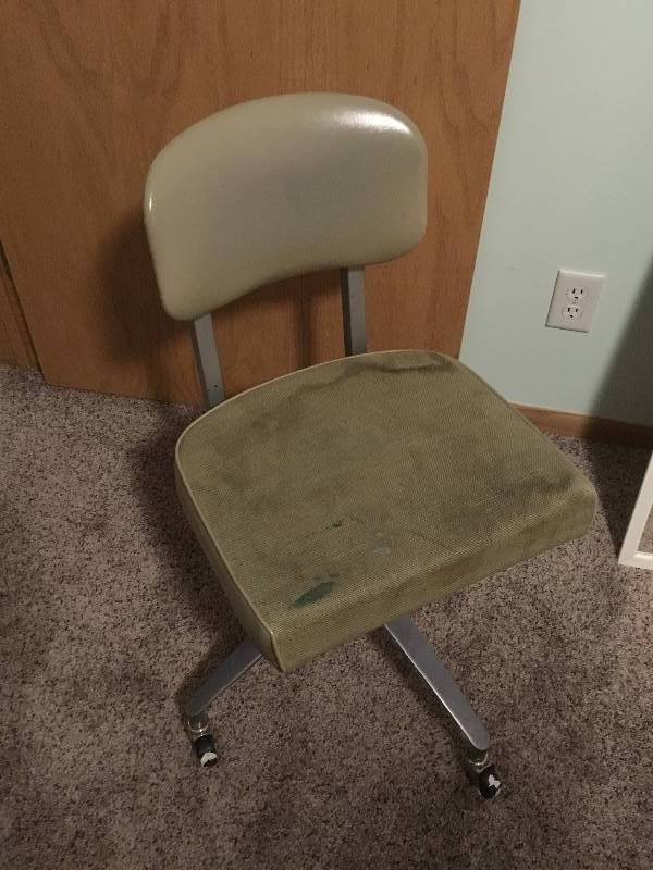 lot 126 image: Adjustable Desk Chair on Wheels