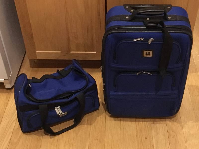 lot 130 image: Leisure Blue Suitcase w Matching Bag
