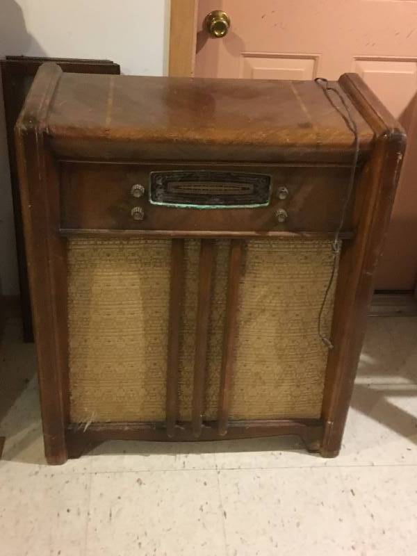 lot 139 image: Antique Radio