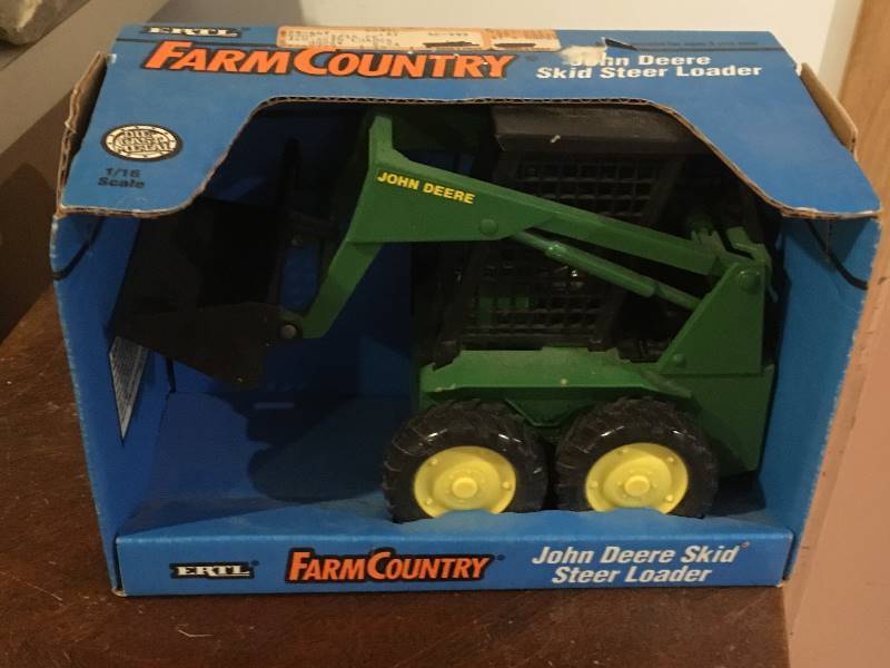 lot 140 image: Ertl Farm Country John Deere Skid Steer Loader
