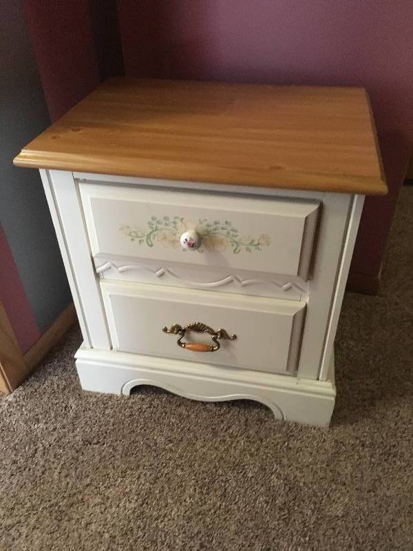 lot 164 image: Broyhill White Night Stand