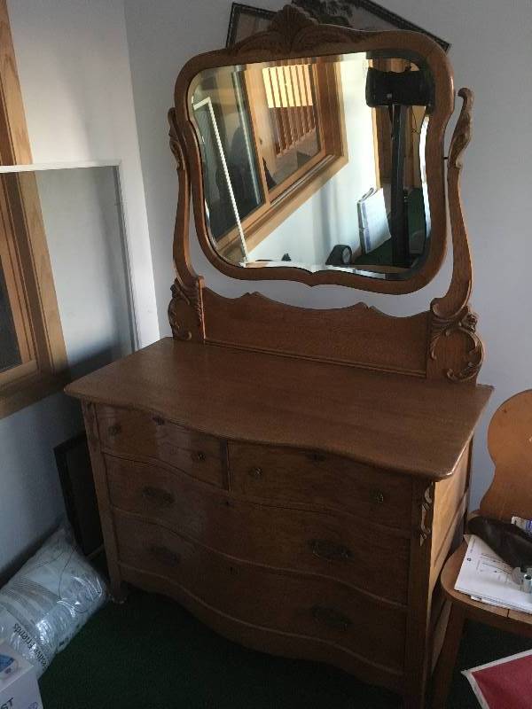 lot 171 image: Antique Dresser & Mirror