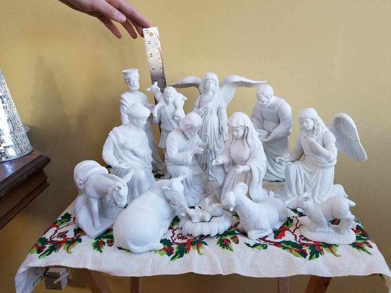 lot 65 image: 13 Pc Porcelain Nativity Set