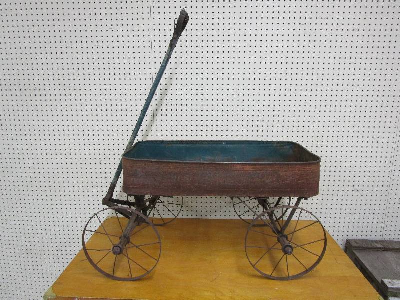 lot 1 image: Old Vintage Wagon