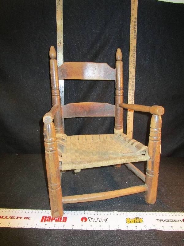 lot 4 image: Antique Childs Chair