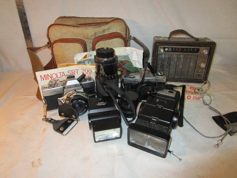 lot 37 image: Two Minolta Cameras with Flashes, flash chords Not been tested