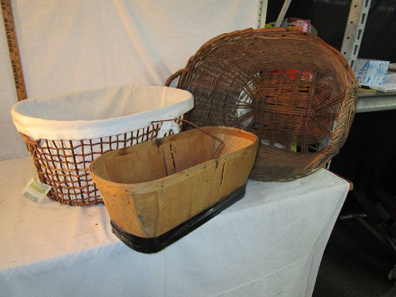 lot 60 image: Assorted Baskets and decorative rug beaters