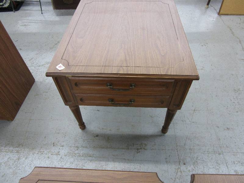 lot 85 image: Mersman End Table does match last 2 pedistal tables