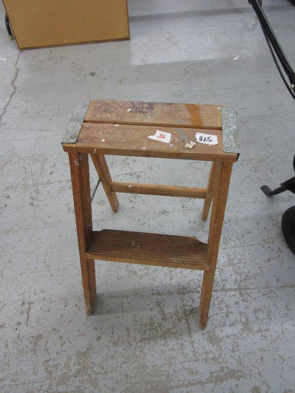 lot 86 image: 2 foot Step Stool
