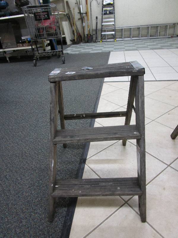 lot 95 image: 2 Foot Step Stool