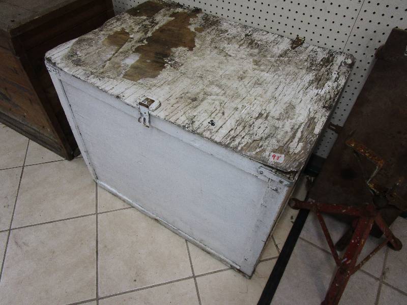 lot 98 image: Vintage Wood Box