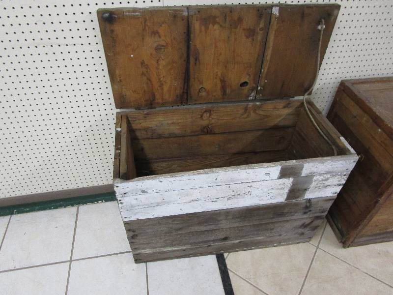 lot 100 image: Vintage Wood Box