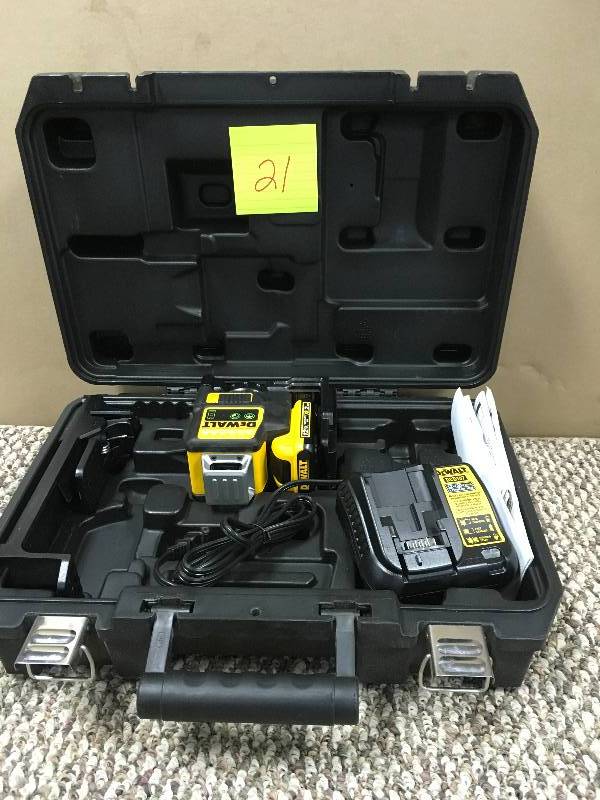lot 21 image: Dewalt 12-Volt-MAX Lithium-Ion 2 x 360 Line Laser DW0811LG