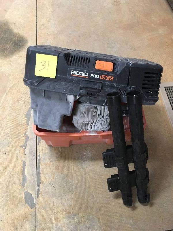 lot 31 image: Ridgid Pro Pak 4.5 Gal portable wetdry vac used in working condition WD4522