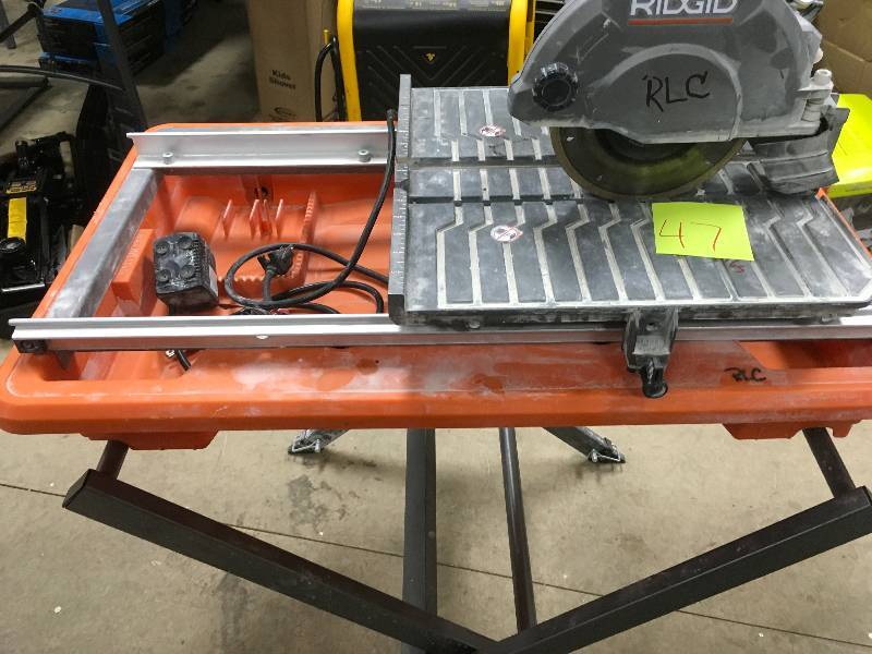 lot 47 image: Ridgid 7 in Tile saw with stand used in very good condition
