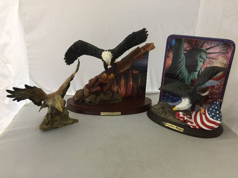 lot 38 image: Eagle Figurines - Bradford Exchange
