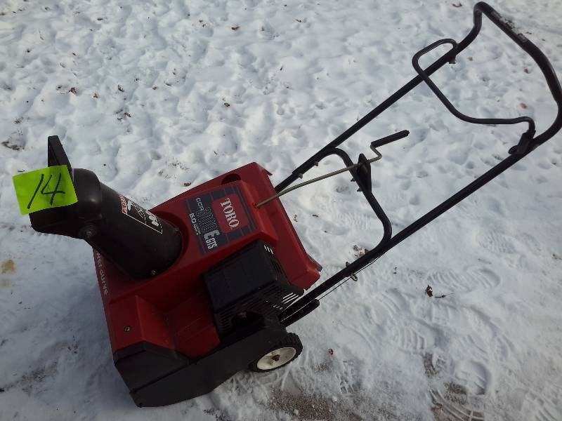 lot 14 image: 2 Snow Blowers for parts.. Could be made to work, but best for parts