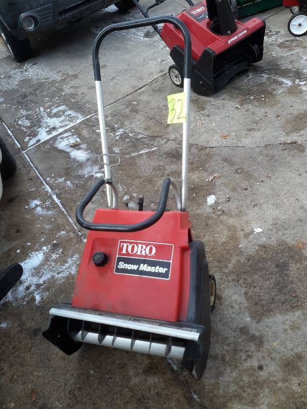 lot 32 image: Toro Snow Master