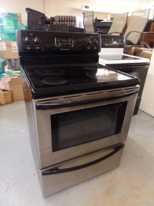 lot 302 image: FRIGIDAIRE ELECTRIC RANGE