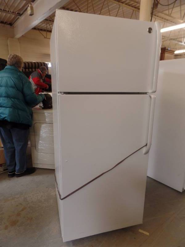 lot 309 image: GE REFRIGERATOR FREEZER