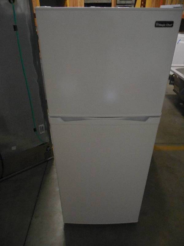 lot 25 image: Magic Chef 9.9 cu. ft. Top Freezer Refrigerator in White