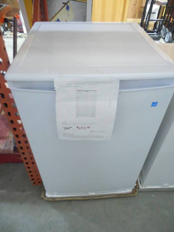 lot 26 image: Danby 4.3 cu. ft. Manual Defrost Upright Freezer in White
