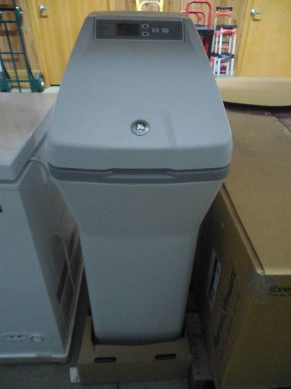 lot 28 image: GE 30,000 Grain Water Softener