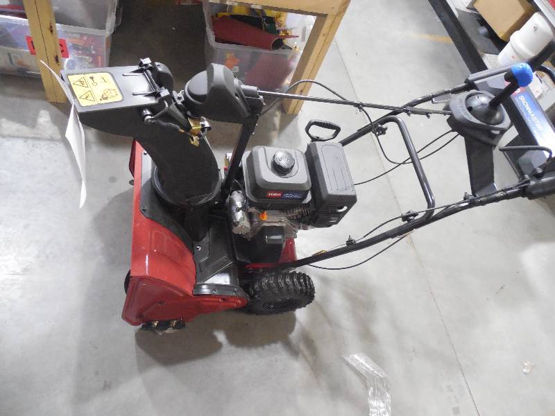 lot 65 image: Toro SnowMaster 724 QXE 24 in. 212cc Single-Stage Gas Snow Blower
