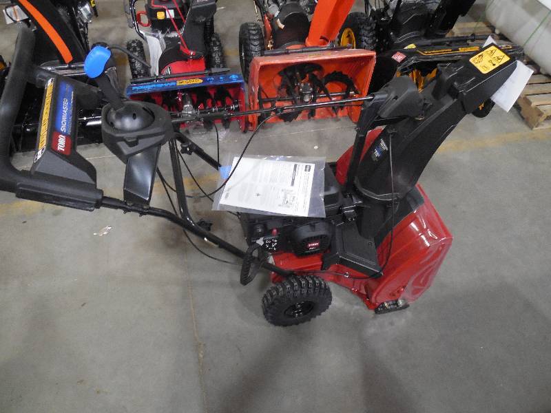 lot 66 image: Toro SnowMaster 724 QXE 24 in. 212cc Single-Stage Gas Snow Blower