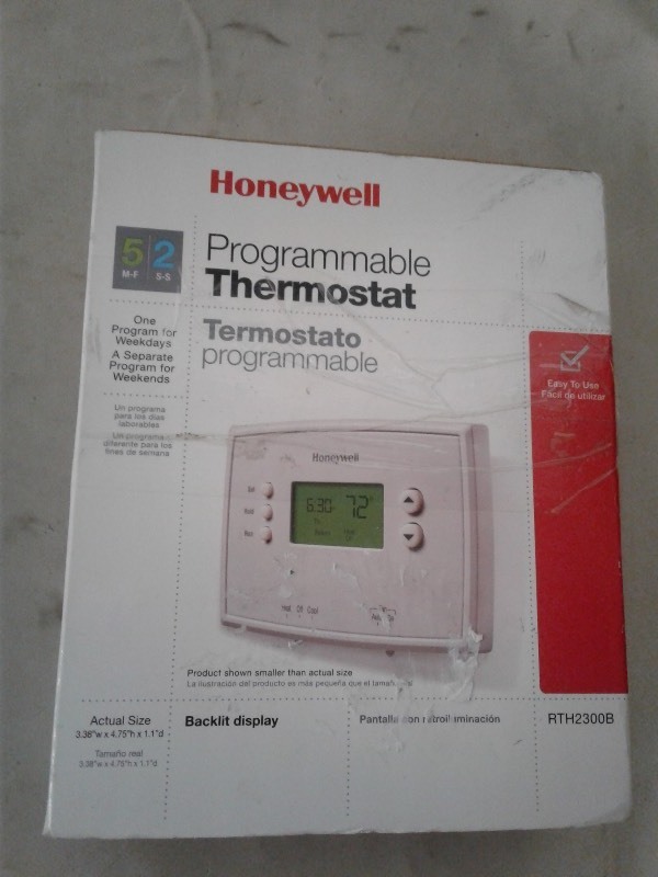 lot 11 image: 3 Honeywell Programmable 52 Day