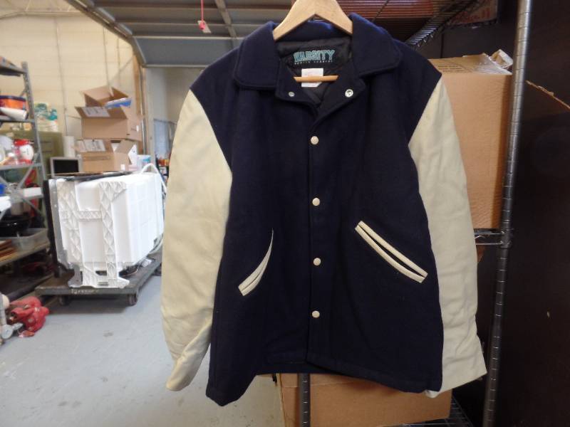 lot 415 image: WARM UP JACKET - NEW