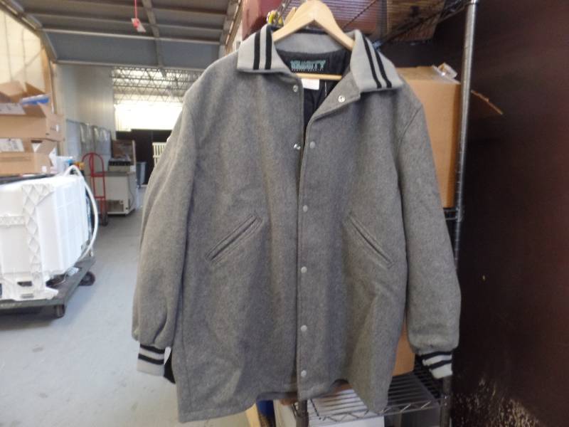 lot 422 image: WARM UP JACKET - NEW