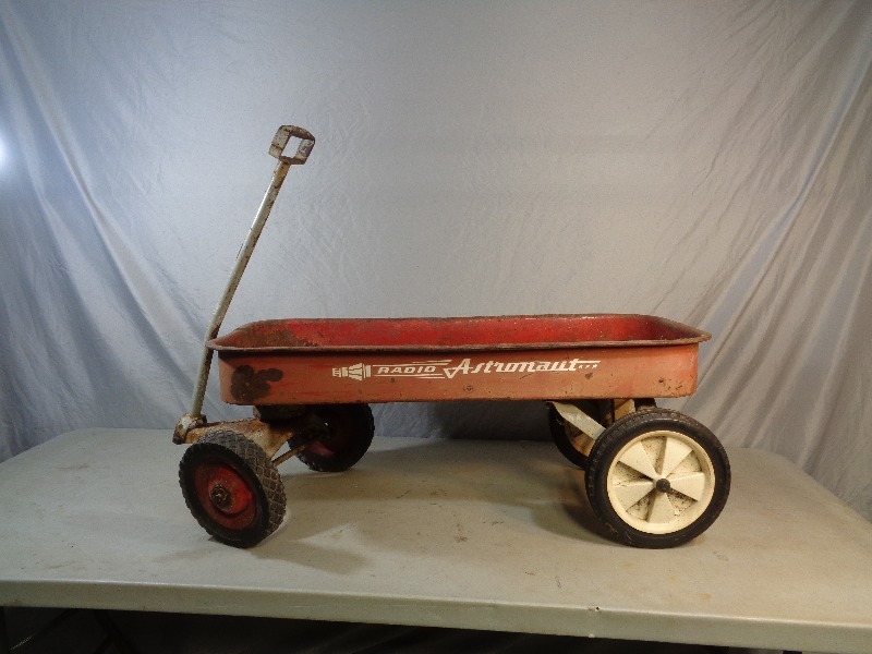 lot 8 image: Vintage Radio Astronaut Wagon