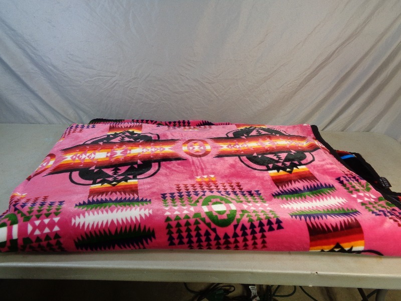 lot 10 image: Super Soft Reversible Blanket