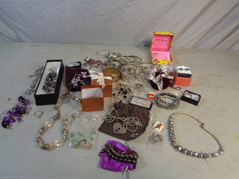 lot 17 image: Estate Jewelry
