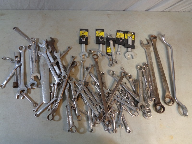lot 28 image: Large Lot of SAE Wrenches