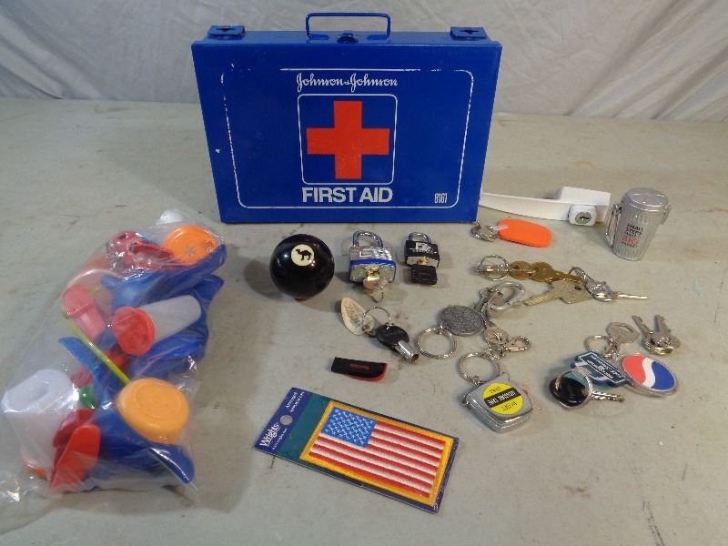 lot 43 image: Mini Tupperware, Keys, More