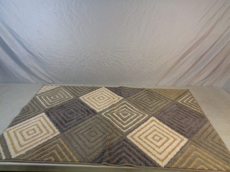 lot 44 image: New Large Rug