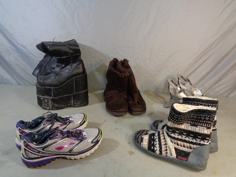 lot 53 image: Assorted Shoes