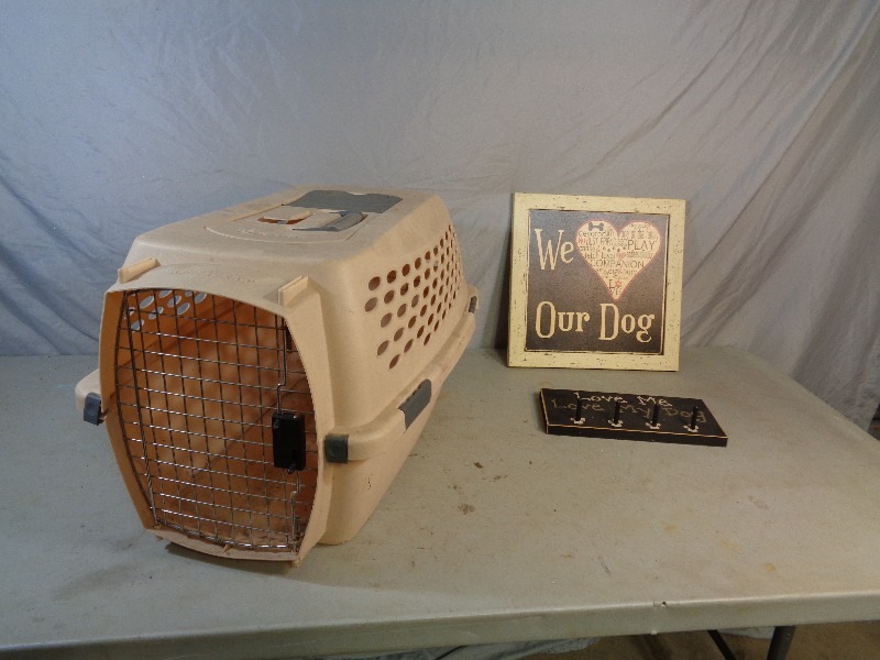 lot 62 image: Pet Kennel and Dog Decor